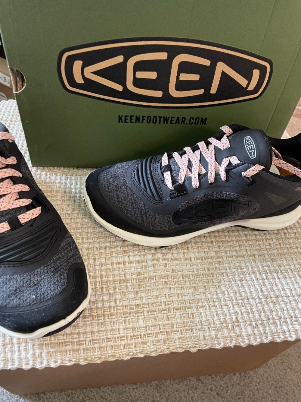 Keen Terradora waterproof hiking sneakers Black Sz. 5 New in box